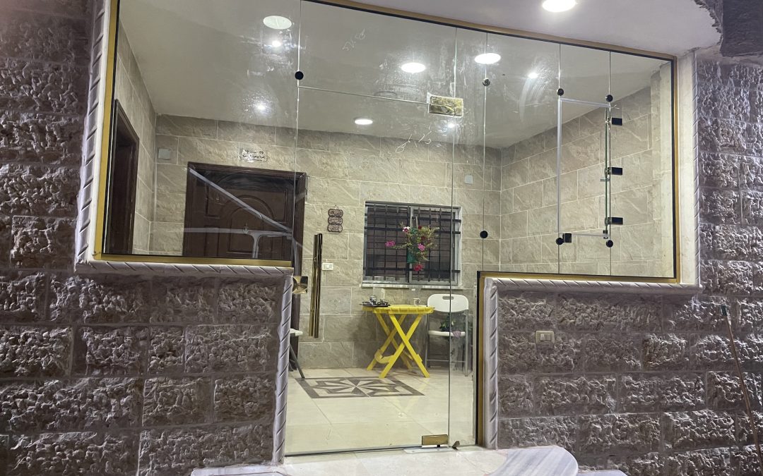 باب سيكوريت مع نافذة تهوية