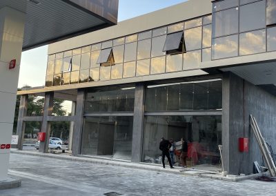 واجهة محطة وقود مكتملة